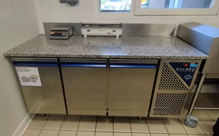 Installation d'un tour réfrigéré avec marbre, Brignais, LYON FROID CUISINES