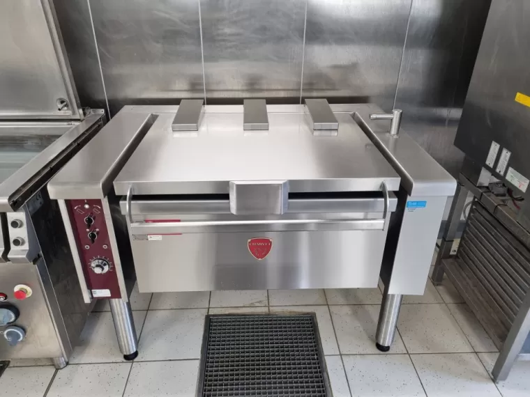 Installation d'une sauteuse à basculement Charvet à Lyon, Brignais, LYON FROID CUISINES