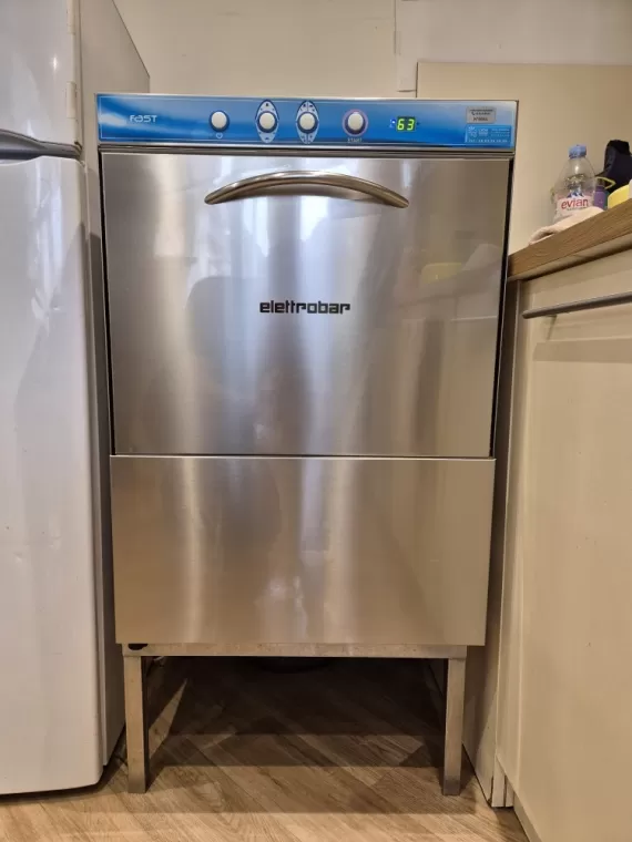 Installation d'un lave-vaisselle frontal Elettrobar à Lyon, Brignais, LYON FROID CUISINES