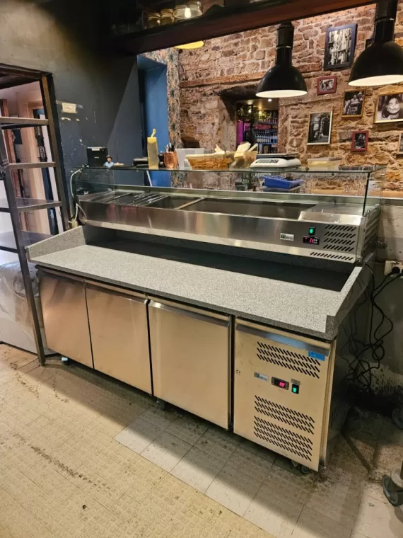 Installation d'une table à pizzas à Lyon, Brignais, LYON FROID CUISINES