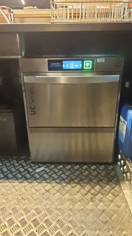 Nouvelle installation : un lave verre UC-Series de chez Winterhalter avec osmoseur , Brignais, LYON FROID CUISINES