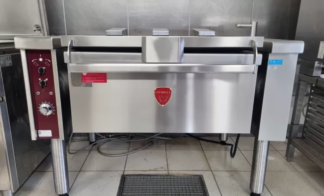 Installation d'une sauteuse à basculement Charvet à Lyon, Brignais, LYON FROID CUISINES