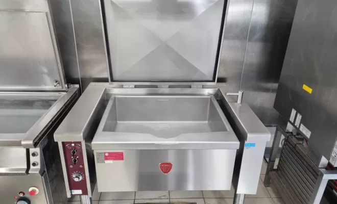 Installation d'une sauteuse à basculement Charvet à Lyon, Brignais, LYON FROID CUISINES